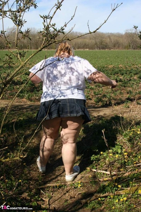 Fat UK amateur Lexie Cummings exposes her big ass and snatch in a field | Фото 15