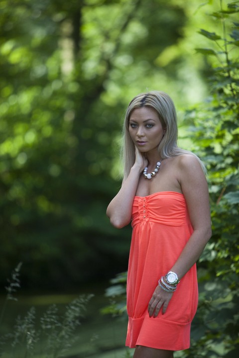 Natural blonde Natalia Forrest displays her MK watch up against a hedge | Фото 11