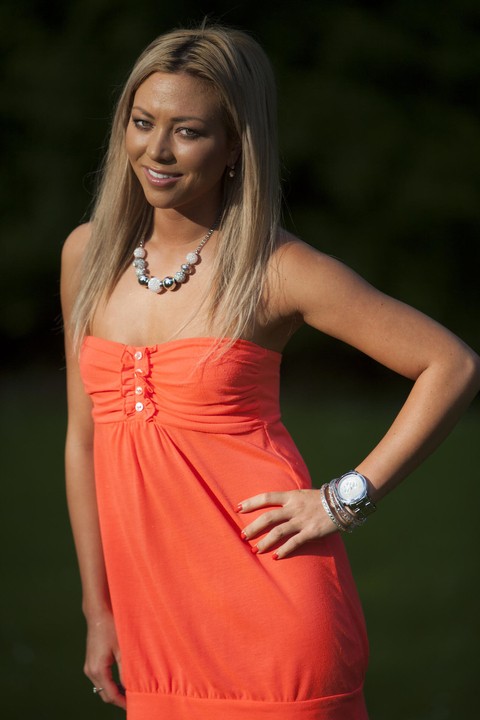 Natural blonde Natalia Forrest displays her MK watch up against a hedge | Фото 7