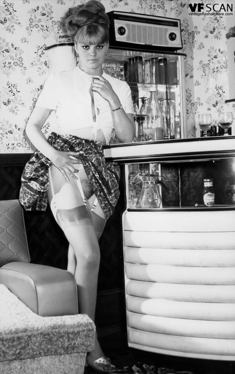 Hot vintage pornstars flashing sexy upskirts wearing sheer silk stockings | Фото 6