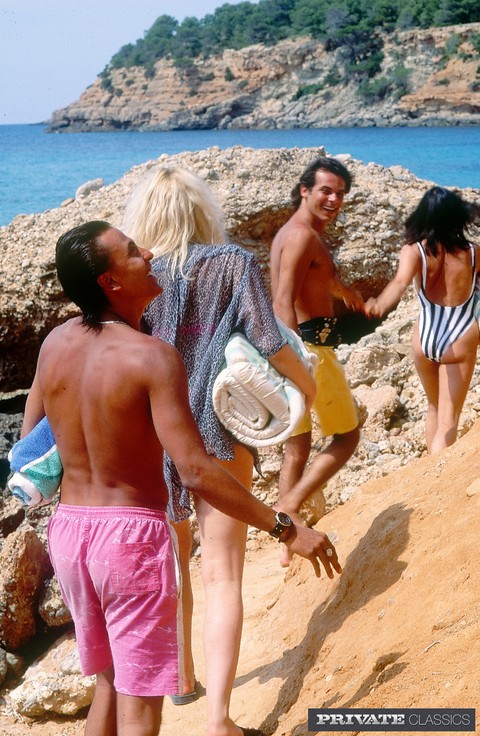 Horny vintage beach bunnies enjoy a hard cock orgy on the sand | Фото 1