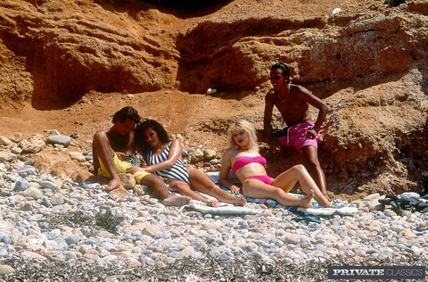 Horny vintage beach bunnies enjoy a hard cock orgy on the sand | Фото 2