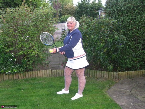 Mature BBW Chrissy Uk exposes her tits and ass while wielding a tennis racket | Фото 2