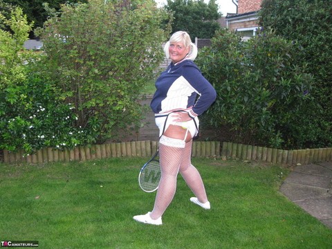 Mature BBW Chrissy Uk exposes her tits and ass while wielding a tennis racket | Фото 5