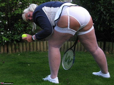 Mature BBW Chrissy Uk exposes her tits and ass while wielding a tennis racket | Фото 6