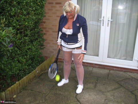 Mature BBW Chrissy Uk exposes her tits and ass while wielding a tennis racket | Фото 8