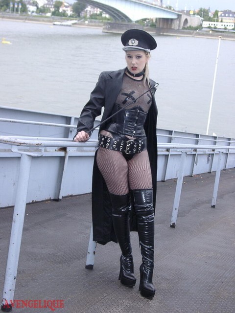 Solo model Avengelique poses in fetish wear alongside a waterway | Фото 4