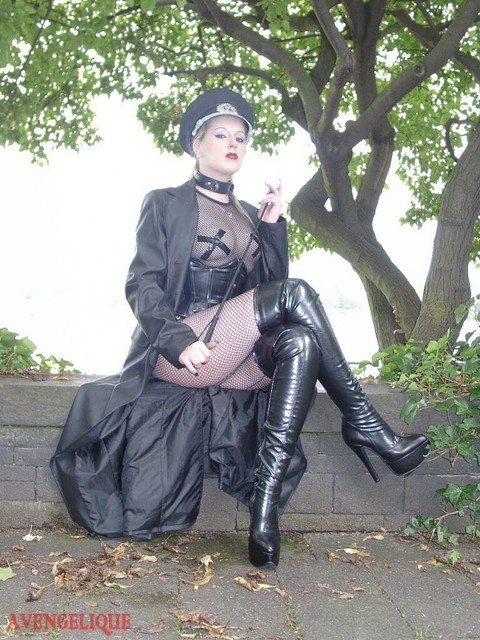 Solo model Avengelique poses in fetish wear alongside a waterway