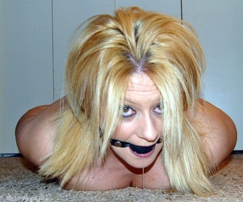 Natural blonde Adrienna loses a ball gag for a brief moment to give head | Фото 10