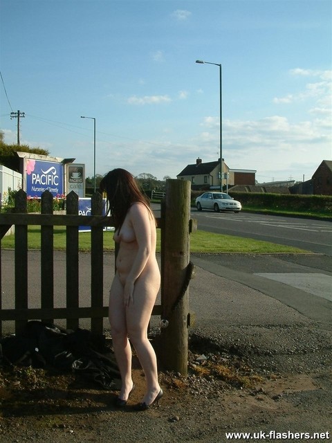 Thick amateur with brunette hair strips naked in a public setting | Фото 16