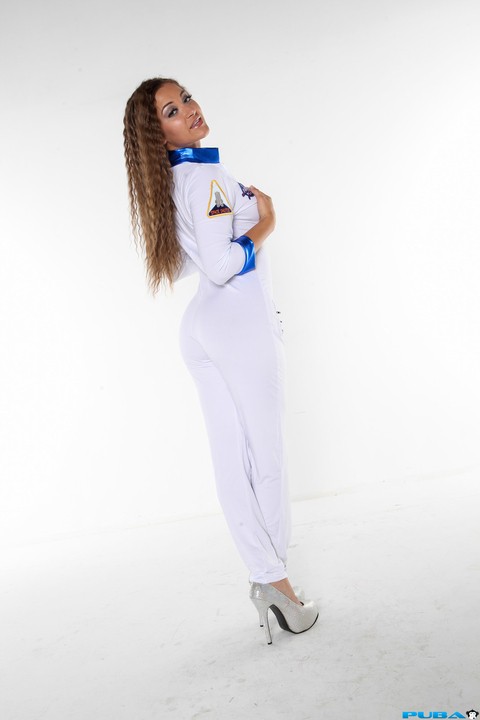 Smoking hot astronaut Dani Daniels strips her sexy uniform and poses naked | Фото 4