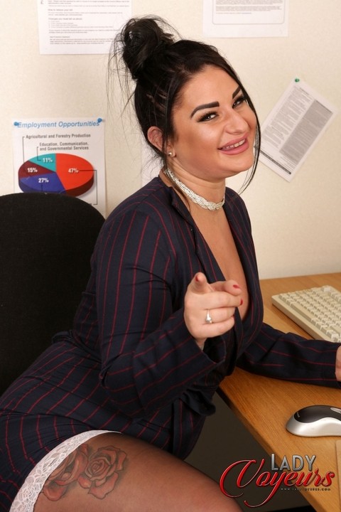 Slutty secretary Nicola Kiss flashes her sexy lingerie in her workplace | Фото 20