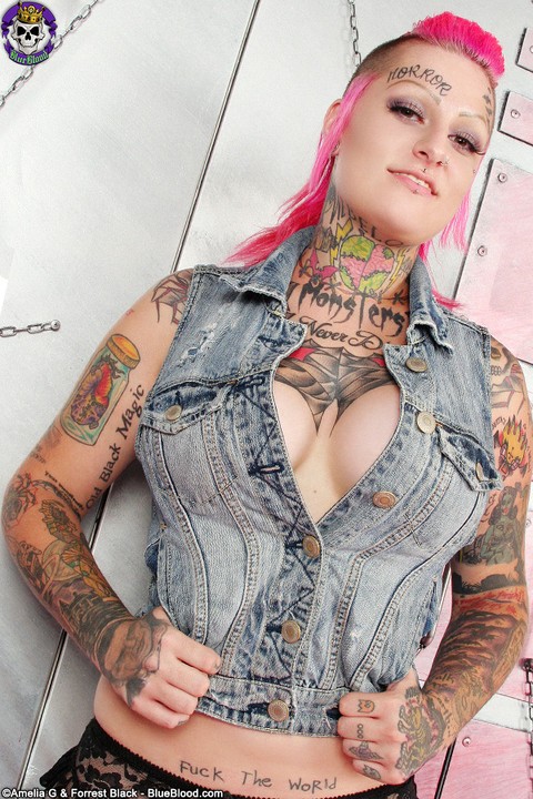 Tatted girl Miss Monster sports pink hair while inserting a bottle in her twat | Фото 10