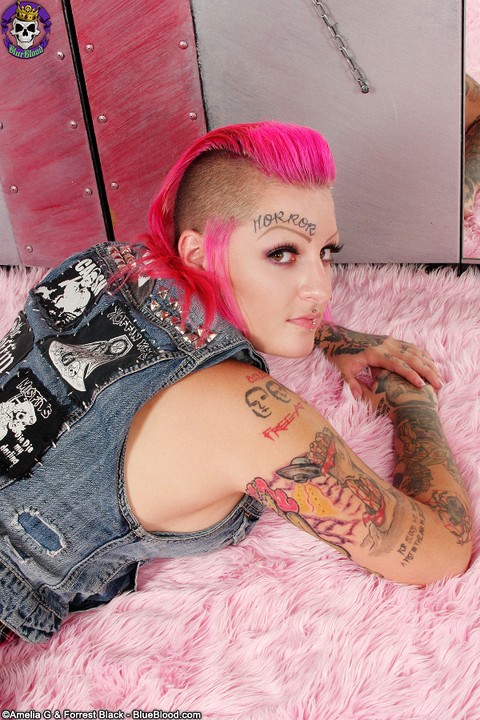 Tatted girl Miss Monster sports pink hair while inserting a bottle in her twat | Фото 5