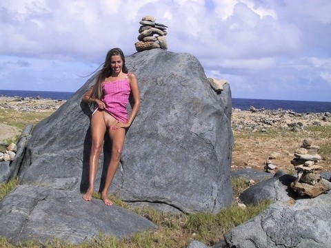 Skinny amateur Lori Anderson strips off and spreads naked at the sea side | Фото 3