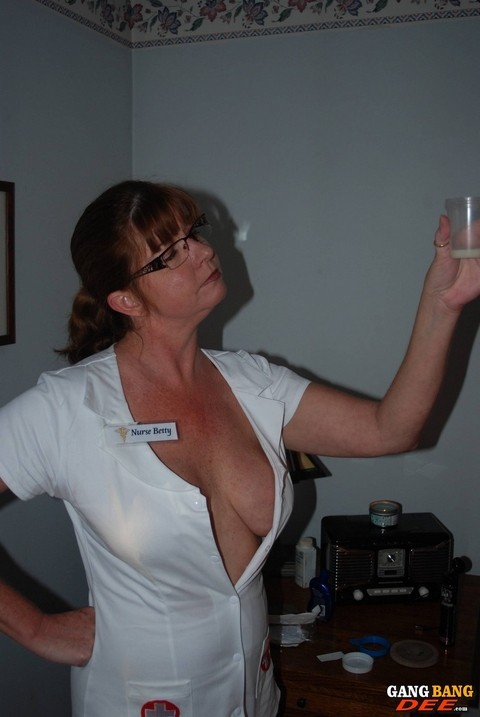 Mature nurse in glasses Vic Wonder gives a handjob wearing a hot uniform | Фото 19