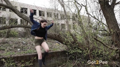 Distressed girl ventures out onto a tree branch for a badly needed pee | Фото 1