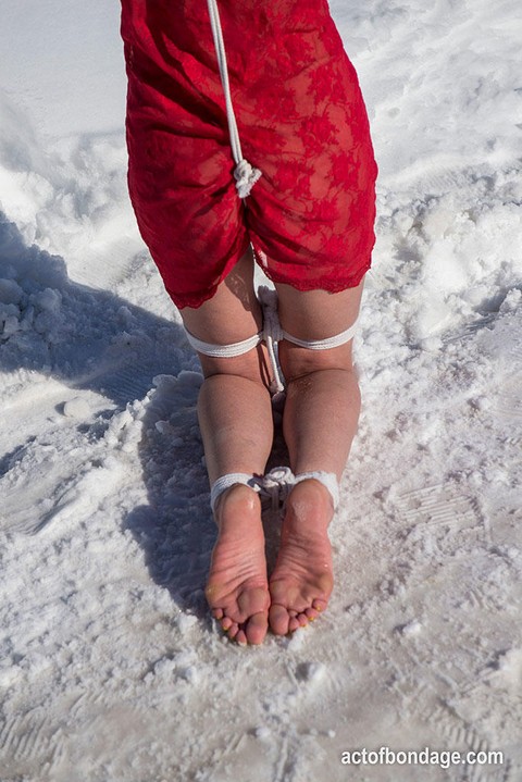 White female is toed up and forced to stand and kneel in snow | Фото 11