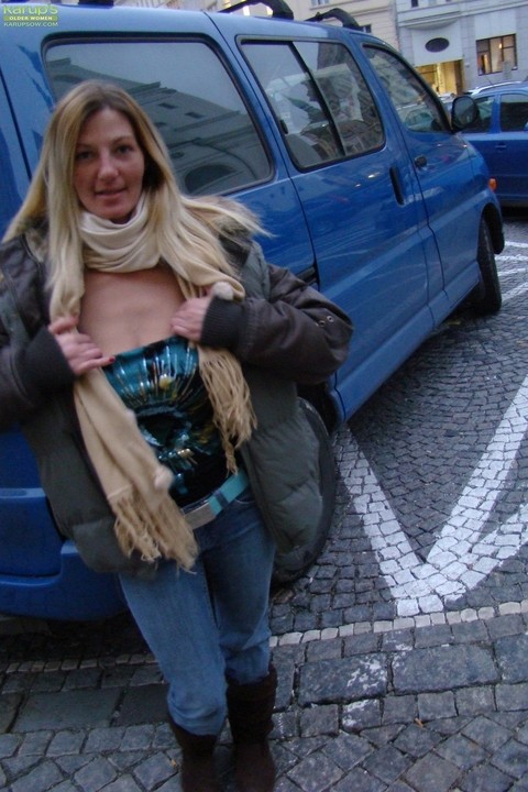 Amateur MILF Vanessa Lovely showing off her natural tits in public | Фото 1