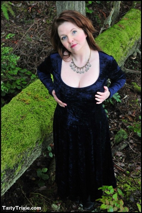 Mature woman Tasty Trixie heads into the woods to flash in a long velvet dress | Фото 1