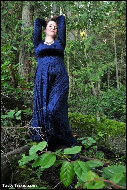 Mature woman Tasty Trixie heads into the woods to flash in a long velvet dress | Фото 10