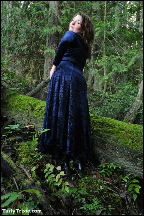 Mature woman Tasty Trixie heads into the woods to flash in a long velvet dress | Фото 13