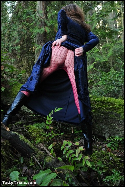 Mature woman Tasty Trixie heads into the woods to flash in a long velvet dress | Фото 14