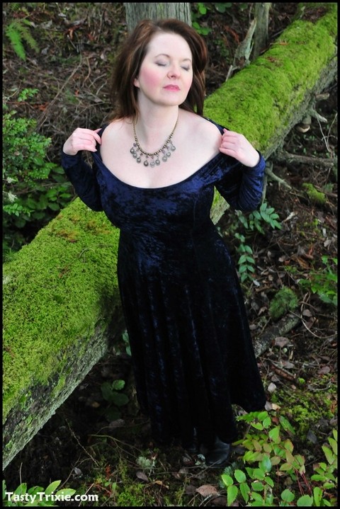 Mature woman Tasty Trixie heads into the woods to flash in a long velvet dress | Фото 2