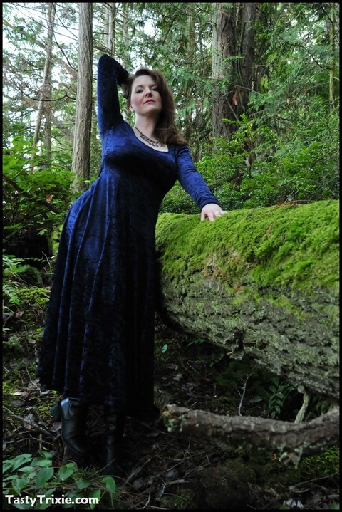 Mature woman Tasty Trixie heads into the woods to flash in a long velvet dress | Фото 3