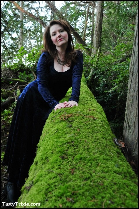 Mature woman Tasty Trixie heads into the woods to flash in a long velvet dress | Фото 4