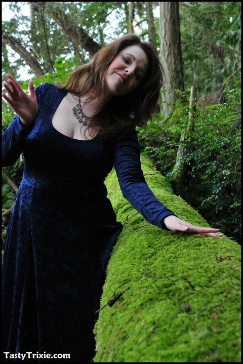 Mature woman Tasty Trixie heads into the woods to flash in a long velvet dress | Фото 5