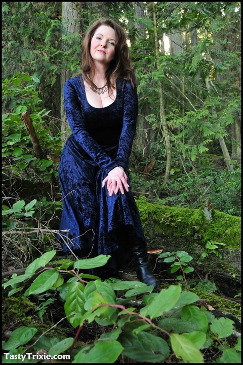 Mature woman Tasty Trixie heads into the woods to flash in a long velvet dress | Фото 9