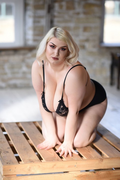 Chubby blonde model Peaches reveals her huge breasts and poses topless | Фото 2