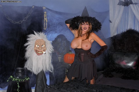 Scary MILF witch Kelly Madison flaunts massive natural tits with mouth wide | Фото 10