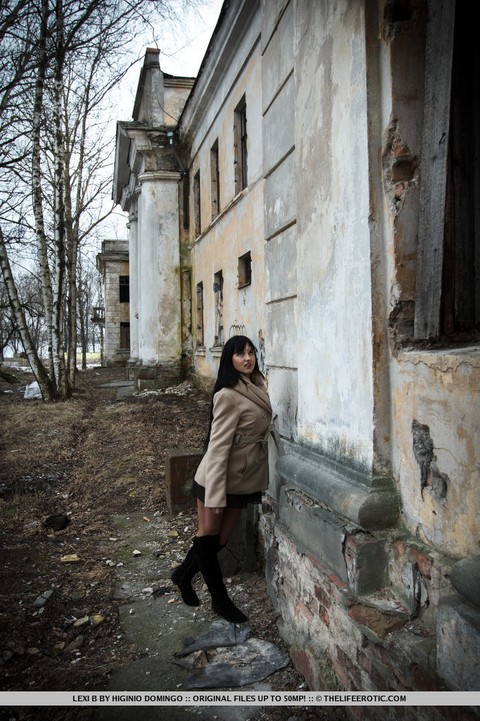 Horny teen Lexi B fingers her pussy behind an old building in a coat and boots | Фото 2