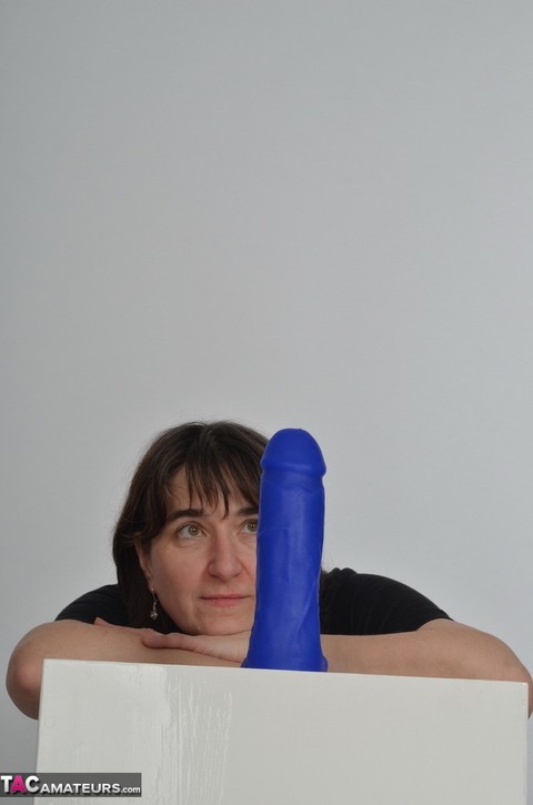 Amateur slut with saggy boobs riding a big blue dildo so damn good | Фото 1