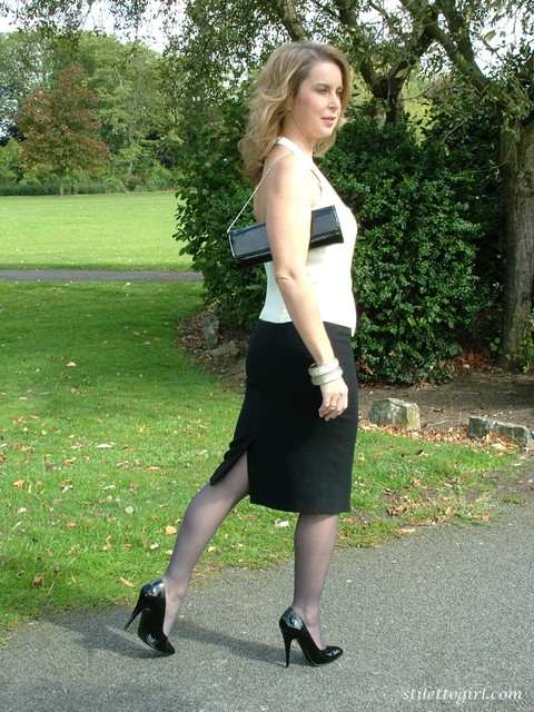 Clothed lady takes a rest on a park bench in a long skirt, hose and stilettos | Фото 11