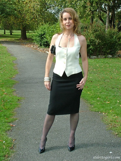 Clothed lady takes a rest on a park bench in a long skirt, hose and stilettos | Фото 13