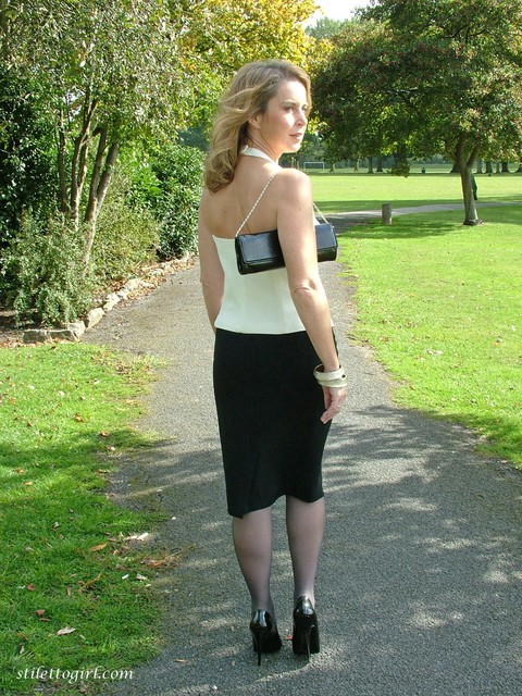 Clothed lady takes a rest on a park bench in a long skirt, hose and stilettos | Фото 7