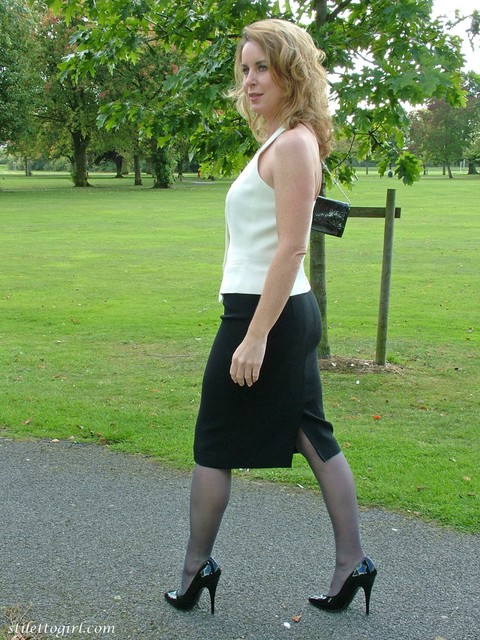 Clothed lady takes a rest on a park bench in a long skirt, hose and stilettos | Фото 9