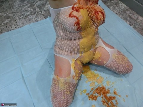 Amateur BBW Barby covers herself in condiments during solo action | Фото 10