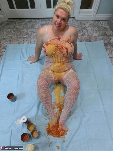 Amateur BBW Barby covers herself in condiments during solo action | Фото 11