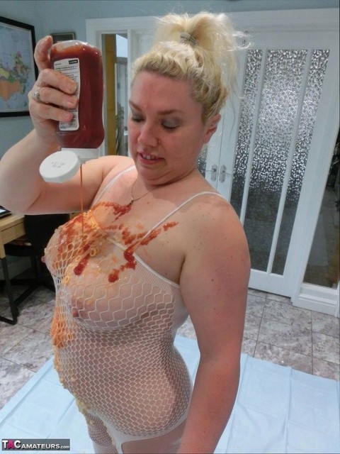 Amateur BBW Barby covers herself in condiments during solo action | Фото 7