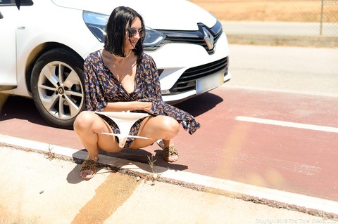 Sexy beauty Cassie dropping her panties and pissing beside the road | Фото 13