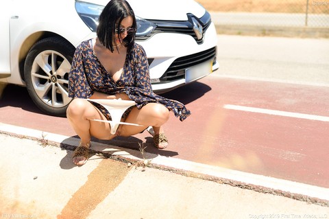 Sexy beauty Cassie dropping her panties and pissing beside the road | Фото 14