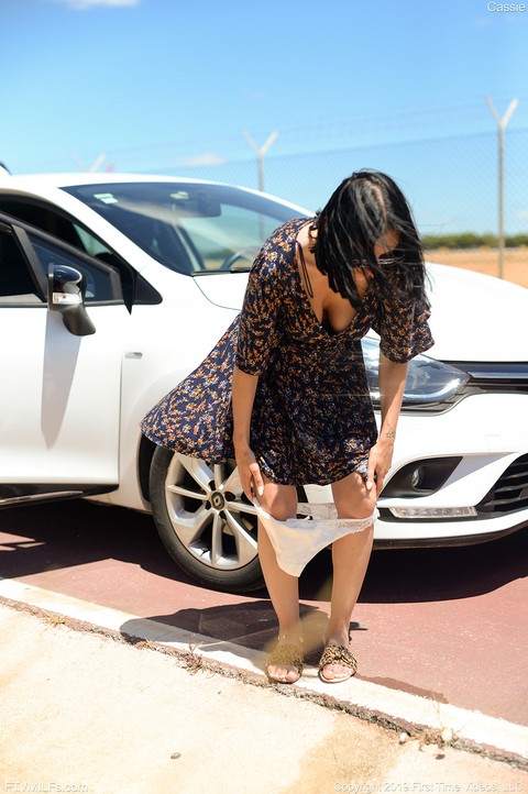 Sexy beauty Cassie dropping her panties and pissing beside the road | Фото 16