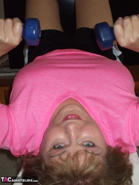 Mature woman Busty Bliss exposes her natural boobs while working out at home | Фото 12