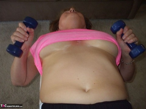 Mature woman Busty Bliss exposes her natural boobs while working out at home | Фото 15