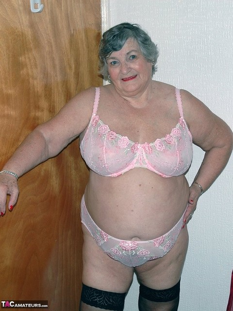 Obese old woman Grandma Libby masturbates on her bed in stockings | Фото 1