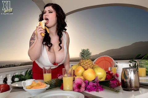 BBW Roxanne Miller eats a banana before unleashing her big naturals | Фото 1